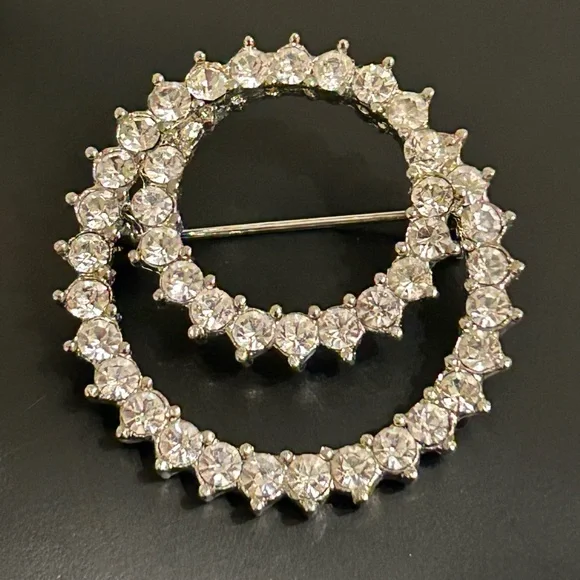 Vintage Clear Crystal Rhinestone Wreath Brooch Pin - Picture 6 of 12